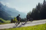 Zwei Mountainbiker fahren auf einer malerischen Bergstraße