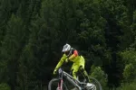 Radfahrer in leuchtendem Outfit im Wald