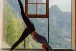 Person macht Yoga vor Bergblick