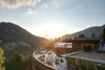 Blick auf eine Terrasse in den Bergen bei Sonnenuntergang