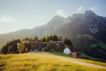Panoramablick auf Berge und eine Lodge auf einer Wiese