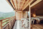 Holzhütte mit Balkon und Aussicht auf die Berge