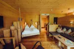 gemütliches Holzinterieur eines Hotelzimmers