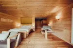 Holzinterieur mit Betten und sanfter Beleuchtung