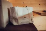 Eingepaketetes Paket auf einer Holzoberfläche