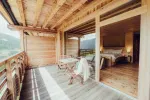Holzbalkon mit Möbeln und Blick auf eine malerische Aussicht