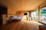 moderne Zimmer mit Holzinterieur und großen Fenstern