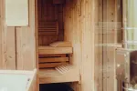 Innenansicht einer Holzsauna mit Bänken und Holzwänden