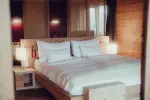 Helles Schlafzimmer mit einem Doppelbett und Nachttischen