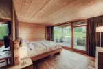 Helles, modernes Schlafzimmer mit Holzdecke und großen Fenstern