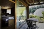 Blick von einer modernen Hütte auf ein Schlafzimmer und einen Außenbereich