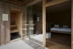 Moderne Holzstruktur mit Glaswänden und minimalistischer Einrichtung
