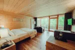 gemütliches modernes Schlafzimmer mit großen Fenstern und Holzdekor