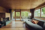 Innenansicht eines gemütlichen Wohnzimmers mit Holzdecke und modernen Möbeln