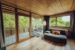 moderne Zimmer mit großen Fenstern mit Blick ins Grüne