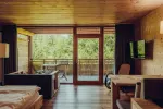 Innenansicht eines modernen Zimmers mit Holzdetails und Balkonblick
