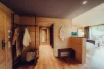 Holzinterieur eines Raumes mit Wandhaken und einer Bank
