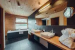 moderne Badezimmer mit Holzakzenten und großer Badewanne