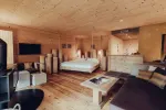 gemütlicher Raum mit Bett, Sofa und Fernseher