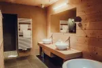 modernes Badezimmer mit zwei Waschbecken und Holzakzenten
