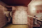 Holzvertäfelter Innenraum mit Kleiderschrank und Tisch