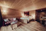 Helle Holzhütte mit Bett, Couch und Tisch
