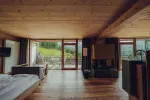 moderne Inneneinrichtung eines geräumigen Zimmers mit großen Fenstern und Holzböden