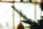 Nahaufnahme eines Weihnachtsbaumschmucks an einem Ast