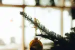 Nahaufnahme eines Weihnachtsbaum-Ornaments an einem Ast