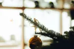 Nahaufnahme eines Weihnachtsornaments an einem Baumast