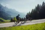 Zwei Radfahrer auf einer Bergstraße mit malerischem Hintergrund