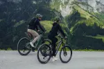 Zwei Radfahrer auf Fahrrädern in einer malerischen Berglandschaft