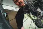 Person arbeitet an einem Fahrrad mit einem Tuch