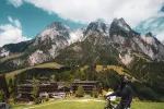 Berglandschaft mit Radfahrer neben Gebäuden