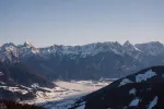 Bergkette mit Schnee und klarem blauen Himmel