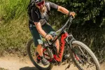 Mann fährt auf einem Mountainbike durch einen Waldweg