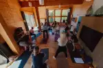 Gruppenyogapraxis in einem Holzstudio