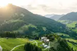 Malersicher Blick auf Hügel und Tal bei Sonnenuntergang