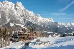 Schneebedeckte Berge mit einem Resort im Vordergrund