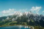 Berglandschaft mit schneebedeckten Gipfeln und See