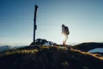 Silhouette einer Person mit Rucksack im Sonnenuntergang