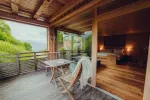 Gemütlicher Balkon mit Aussicht, der in ein modernes Interieur führt.