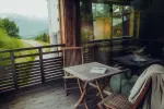 Gemütlicher Balkon mit Tisch und Blick ins Grüne