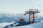 Skilift in einer verschneiten Landschaft mit Bergen im Hintergrund