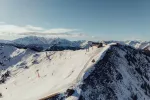 Schneebedeckte Berglandschaft mit Pisten und Gipfeln