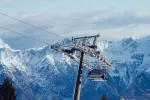 Skilift vor schneebedeckten Bergspitzen