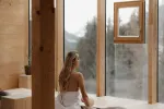 Person, die in einem gemütlichen Interieur meditiert