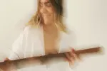 Person spielt ein Instrument mit einem Lächeln.