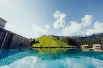Szene mit einem Pool und einem grünen Hügel im Hintergrund