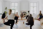 Menschen praktizieren Yoga in einem hellen Studio